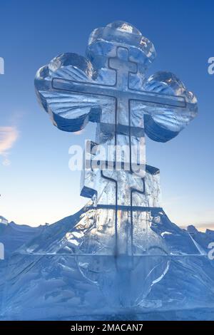 Croce di ghiaccio in inverno. Epifania ortodossi vacanze in un luogo di ghiaccio-foro di nuoto. La Russia Foto Stock