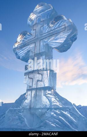 Croce di ghiaccio in inverno. Epifania ortodossi vacanze in un luogo di ghiaccio-foro di nuoto. La Russia Foto Stock