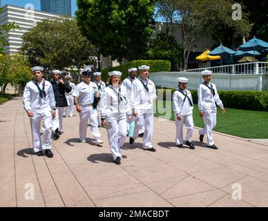 LOS ANGELES (25 maggio 2022) marinai, assegnati alla nave d'assalto anfibio USS Essex (LHD 2), tour Fox Studios durante la Los Angeles Fleet Week 22, 25 maggio. Il LAFW è un'opportunità per il pubblico americano di incontrare le squadre della Marina, del corpo dei Marine e della Guardia Costiera e di sperimentare i servizi marini americani. Durante la settimana della flotta, i membri del servizio partecipano a vari eventi di servizio della comunità, espongono le capacità e le attrezzature alla comunità e godono dell'ospitalità di Los Angeles e delle sue aree circostanti. Foto Stock