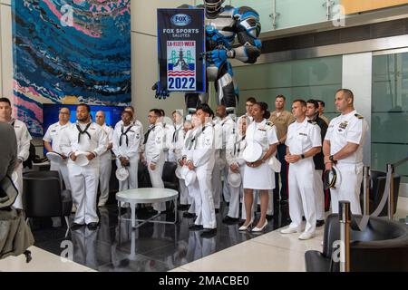 LOS ANGELES (25 maggio 2022) marinai, assegnati alla nave d'assalto anfibio USS Essex (LHD 2), tour Fox Studios durante la Los Angeles Fleet Week 22, 25 maggio. Il LAFW è un'opportunità per il pubblico americano di incontrare le squadre della Marina, del corpo dei Marine e della Guardia Costiera e di sperimentare i servizi marini americani. Durante la settimana della flotta, i membri del servizio partecipano a vari eventi di servizio della comunità, espongono le capacità e le attrezzature alla comunità e godono dell'ospitalità di Los Angeles e delle sue aree circostanti. Foto Stock