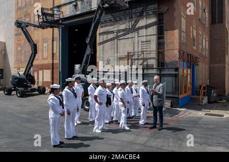 LOS ANGELES (25 maggio 2022) marinai, assegnati alla nave d'assalto anfibio USS Essex (LHD 2), tour Fox Studios durante la Los Angeles Fleet Week 22, 25 maggio. Il LAFW è un'opportunità per il pubblico americano di incontrare le squadre della Marina, del corpo dei Marine e della Guardia Costiera e di sperimentare i servizi marini americani. Durante la settimana della flotta, i membri del servizio partecipano a vari eventi di servizio della comunità, espongono le capacità e le attrezzature alla comunità e godono dell'ospitalità di Los Angeles e delle sue aree circostanti. Foto Stock