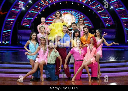 Luba Mushtuk, Nancy Xu, Michelle Tsiakkas, Jowita Przystal, Amy Dowden e Dianne Buswell, Neil Jones, Nikita Kuzmin, Kai Widdrington, Carlos GU e Janette Manrara durante il lancio del Strictly come Dancing Live Tour presso l'Ultilita Arena di Birmingham. Data immagine: Giovedì 19 gennaio 2023. Foto Stock