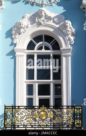 Fenêtre e balcon. Cathédrale Saint-Nicolas des Marins. Saint-Pétersbourg. Russie. / Finestra e balcone. St Cattedrale Navale di Nicholas. San Petersbur Foto Stock