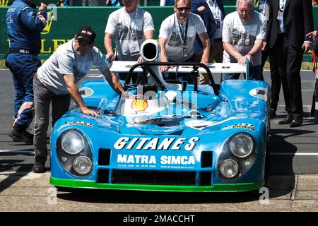 Questo sabato, 11 giugno 2022, Henri Pescarolo e Gérard Larrousse hanno preso il volante delle due vittoriose Matra 24 ore di le Mans nei primi anni 1970s. Foto Stock