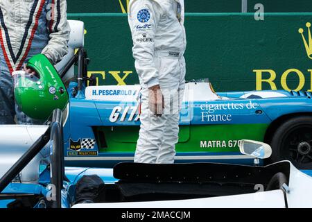 Questo sabato, 11 giugno 2022, Henri Pescarolo e Gérard Larrousse hanno preso il volante delle due vittoriose Matra 24 ore di le Mans nei primi anni 1970s. Foto Stock