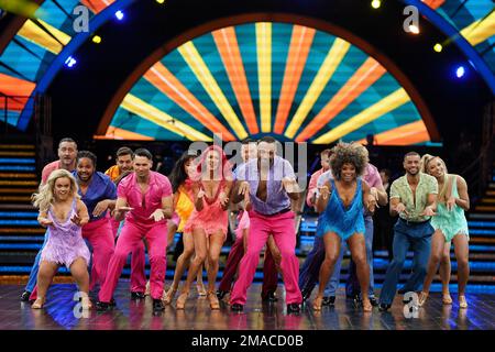 Luba Mushtuk, Nancy Xu, Michelle Tsiakkas, Jowita Przystal, Amy Dowden e Dianne Buswell, Neil Jones, Nikita Kuzmin, Kai Widdrington, Carlos GU e Janette Manrara durante il lancio del Strictly come Dancing Live Tour presso l'Ultilita Arena di Birmingham. Data immagine: Giovedì 19 gennaio 2023. Foto Stock