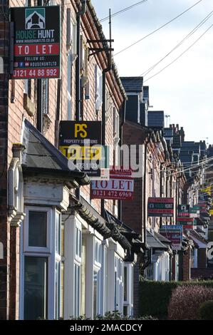 Selly Oak, Birmingham, 19 gennaio 2023 - Una fila di proprietà terrazzate in affitto a Selly Oak, Birmingham. I prezzi delle abitazioni sono diminuiti a un ritmo più rapido del previsto, tuttavia il numero di famiglie private che affittano nel Regno Unito è più che raddoppiato negli ultimi due decenni, secondo il censimento del 2021, raggiungendo i 5 milioni. Gli affitti medi in tutto il Regno Unito sono aumentati del 10,8% all'anno nel dicembre 2022. Poiché i prezzi dell'energia continuano a rimanere elevati, anche i costi di affitto di un immobile continuano a essere elevati. Credito: Interrompi stampa Media/Alamy Live News Foto Stock