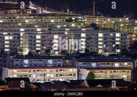 Dense edifici di media altezza in quartiere residenziale di notte Foto Stock