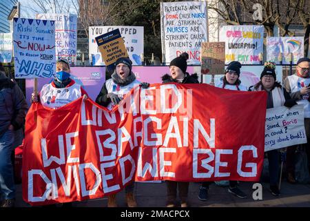 Infermieri del Royal College of Nursing sciopero per condizioni di lavoro e di retribuzione più eque su una linea da picket al di fuori del Kings College Hospital NHS Trust, il 19th gennaio 2023, a Londra, Inghilterra. Si tratta del secondo sciopero di due giorni e di un'altra data nella più grande azione industriale mai condotta dagli infermieri nella storia dell'NHS. Foto Stock