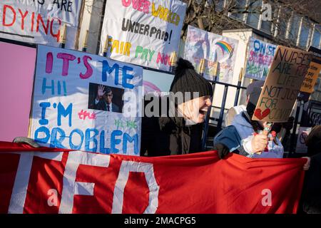 Infermieri del Royal College of Nursing sciopero per condizioni di lavoro e di retribuzione più eque su una linea da picket al di fuori del Kings College Hospital NHS Trust, il 19th gennaio 2023, a Londra, Inghilterra. Si tratta del secondo sciopero di due giorni e di un'altra data nella più grande azione industriale mai condotta dagli infermieri nella storia dell'NHS. Foto Stock