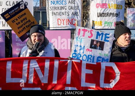 Infermieri del Royal College of Nursing sciopero per condizioni di lavoro e di retribuzione più eque su una linea da picket al di fuori del Kings College Hospital NHS Trust, il 19th gennaio 2023, a Londra, Inghilterra. Si tratta del secondo sciopero di due giorni e di un'altra data nella più grande azione industriale mai condotta dagli infermieri nella storia dell'NHS. Foto Stock