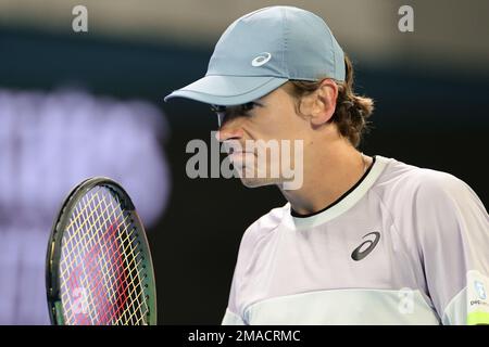 Melbourne, Australia. 19th Jan, 2023. Alex de Minaur d'Australia reagisce durante la partita del turno 2 tra Alex de Minaur d'Australia e Adrian Mannarino of France Day 4 all'Australian Open Tennis 2023 alla John Cain Arena di Melbourne, Australia, il 19 gennaio 2023. Foto di Peter Dovgan. Solo per uso editoriale, licenza richiesta per uso commerciale. Non è utilizzabile nelle scommesse, nei giochi o nelle pubblicazioni di un singolo club/campionato/giocatore. Credit: UK Sports Pics Ltd/Alamy Live News Foto Stock