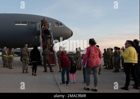 Amici e familiari accolgono Airmen che è tornato sull'ultimo KC-10 Extender assegnato alla 305th Air Mobility Wing dagli Stati Uniti Comando europeo presso la base comune McGuire-Dix-Lakehurst, New Jersey, 25 maggio 2022. Il ritorno segna la fine del supporto di rifornimento aereo EUCOM per gli Extender KC-10 assegnati al 305th AMW. Foto Stock