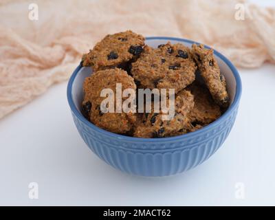 Biscotti fatti in casa con uvetta di farina d'avena senza glutine in una ciotola. Primo piano. Foto Stock