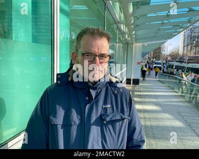 Stephen Rowley, 55 anni, un centro di assistenza per la cura del cancro, fuori dall'University College Hospital di Euston, nel centro di Londra. Rowley, che è un'infermiera da 31 anni, ha affermato che gli infermieri stanno svolgendo lavori che "una volta erano di dominio esclusivo di un medico”. Gli infermieri hanno criticato il deputato conservatore e l'ex segretario generale Simon Clarke per il suo suggerimento di dover spendere di più se devono fare affidamento sulle banche alimentari. Data immagine: Giovedì 19 gennaio 2023. Foto Stock