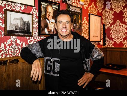 AMSTERDAM - Gerard Joling durante il lancio della serie di concerti Holland Zingt Hazes nella Ziggo Dome. ANP EVA PLEVIER olanda fuori - belgio fuori Foto Stock