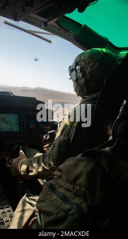 STATI UNITI Marines con Marine Light Attack Helicopter Squadron 267, Marine Aircraft Group 39, 3rd Marine Aircraft Wing (MAW), gestiscono l'Hero-400 mentre sono a mezz'aria in un velivolo UH-1Y Venom sull'isola di San Clemente, California, 25 maggio 2022. L'Hero-400 è una munizioni loitering che il corpo Marino degli Stati Uniti e altre entità del Dipartimento della Difesa stanno cominciando a incorporare in specifici set di missione. Questo volo di addestramento iniziale sviluppa la fiducia e le capacità dei piloti UAS di essere in grado di azionare l'Hero-400 in qualsiasi località e clima, e permettendo a 3rd MAW di rimanere un forc più letale e pronto Foto Stock