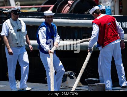 220525-N-LN285-3319 BASE CONGIUNTA PEARL HARBOR-HICKAM (25 maggio 2022) -- i marinai assegnati al sottomarino ad attacco rapido di classe Virginia USS North Carolina (SSN 777) gestiscono le linee di ormeggio mentre la barca ritorna alla base congiunta Pearl Harbor-Hickam dall'impiego nell'area di responsabilità della flotta 7th. La USS North Carolina ha eseguito un'intera gamma di operazioni, tra cui la guerra anti-sottomarina e anti-superficie, durante i sette mesi estesi, Indo-Pacific schieramento. Foto Stock