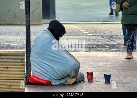 Un uomo senza tetto che implora a Glasgow, in Scozia, nel Regno Unito Foto Stock