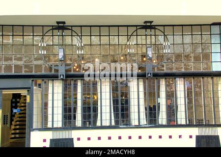 Facciata Mackintosh at the Willow (l'originale Willow Tearooms Building) si trova al 215–217 Sauchiehall St, Glasgow, G2 3EX. Foto Stock