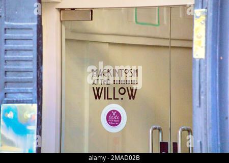 L'entrata principale di Mackintosh at the Willow (l'edificio originale di Willow Tearooms) si trova in 215–217 Sauchiehall St, Glasgow, G2 3EX. Foto Stock