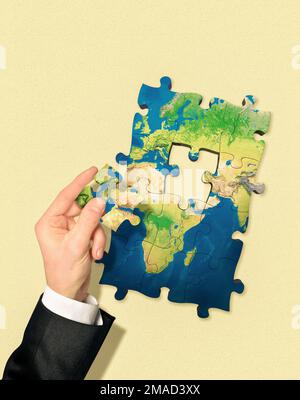 Giochi giocati in tutto il mondo. Crisi politiche nel mondo. Dispute che causano guerre. Rappresentazione della mappa del mondo attraverso il puzzle. Manipolazione delle foto. Foto Stock