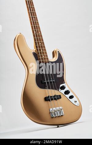 Parafango J Bass Vintera con finitura oro Foto Stock