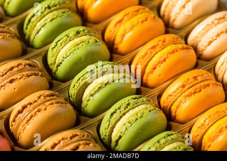 Macaron francesi dolci fatti in casa pronti a mangiare per dessert Foto Stock