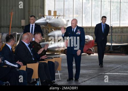 Brig. Daniel Gabrielli, Assistente generale aggiunto della Guardia Nazionale aerea del Minnesota, si trova durante una cerimonia commemorativa della donazione di due elicotteri UH-60 Black Hawk alla Repubblica di Croazia, tenutasi presso la 91st Air base vicino a Pleso, Croazia il 25 maggio 2022. Croazia e Minnesota collaborano da oltre 25 anni come parte del programma di partenariato di Stato della Guardia Nazionale e continuano a collaborare per una maggiore interoperabilità tra gli alleati della NATO. (Foto della Guardia Nazionale del Minnesota del personale Sgt. Sydney Mariette.) Foto Stock