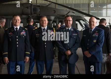 (Da sinistra a destra) il col. Brad Rizel, Capo dell'Ufficio di cooperazione della Difesa, col. Matt Denny, Senior Defense Official for the Defense Attache, Brig. Gen. Michael Križanec, comandante dell'aeronautica croata, e Brig. Il generale Daniel Gabrielli, Assistente generale della Guardia Nazionale aerea del Minnesota, posa per una foto dopo una cerimonia commemorativa della donazione di due elicotteri UH-60 Black Hawk alla Repubblica di Croazia, tenutasi presso la base aerea 91st vicino a Pleso, Croazia il 25 maggio 2022. Croazia e Minnesota collaborano da oltre 25 anni come parte del Par di Stato della Guardia Nazionale Foto Stock