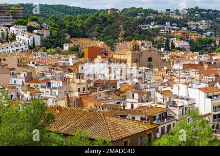 Una vista aerea della città catalana di Tossa De Mar sulla Costa Brava con la Chiesa di Saint Vincent situato nel centro Foto Stock
