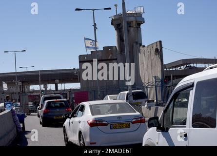 Qalandiya Checkpoint, Cisgiordania. 24th giugno, 2014. I Palestinesi aspettano di attraversare il controllo israeliano di Qalandiya Checkpoint, tra Gerusalemme e Ramallah, in Cisgiordania, giovedì 19 gennaio 2023. Foto di Debbie Hill/ Credit: UPI/Alamy Live News Foto Stock