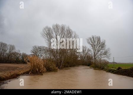 Rieti, Italia. 18th Jan, 2023. Il letto del fiume Velino è stato inondato, negli ultimi giorni, da forti precipitazioni nell'Appennino centrale, 18 gennaio 2023 a Rieti. (Foto di Riccardo Fabi/Pacific Press) Credit: Pacific Press Media Production Corp./Alamy Live News Foto Stock