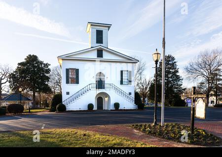 DALLAS, NC, USA-5 GENNAIO 2023: Storico 1848 Gaston County Court House, sulla piazza centrale del centro. Sole, cielo blu giornata invernale. Foto Stock