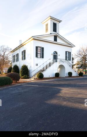 DALLAS, NC, USA-5 GENNAIO 2023: Storico 1848 Gaston County Court House, sulla piazza centrale del centro. Sole, cielo blu giornata invernale. Foto Stock