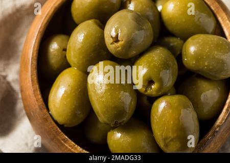 Olive crude e biologiche marinate in olio Foto Stock