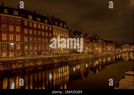 Lampade da strada che si riflettono nel kanal Frederikholms di notte, Copenaghen, 9 gennaio 2023 Foto Stock
