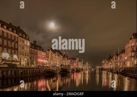 La luna splende sul canale Nyhavn a Copenaghen, 9 gennaio 2023 Foto Stock