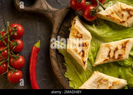 Delizioso panino fritto con pita, formaggio casereccio ed erbe aromatiche Foto Stock