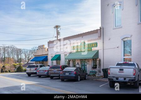 MATTHEWS, NC, USA-15 GENNAIO 2023: The Portrait Gallery Restaurant & Bar, in centro. Cielo blu giorno. Foto Stock