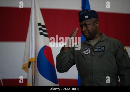 Henry R. Jeffress, III, Comandante 8th Fighter Wing, saluta Wolf Pack Airmen durante la cerimonia di cambio di comando presso la base aerea di Kunsan, Repubblica di Corea, 26 maggio 2022. Jeffress, o Wolf 62, assunse il comando del 8th° FW dal comandante uscente, il col. John B. Gallemore. Foto Stock