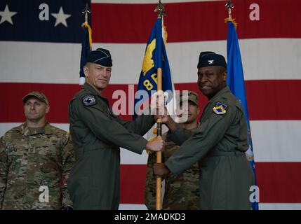 Il generale Scott Pleus, settimo comandante e presidente dell'aeronautica militare, presenta il guidon cerimoniale al Col. Henry R. Jeffress, III, in arrivo 8th Comandante dell'ala combattente, durante la cerimonia di cambio di comando dell'ala alla base aerea di Kunsan, Repubblica di Corea, 26 maggio 2022. Jeffress, o Wolf 62, assunse il comando del 8th° FW dal comandante uscente, il col. John B. Gallemore. Foto Stock