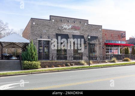 MATTHEWS, NC, USA-15 GENNAIO 2023: Jekyll & Hyde TapHouse and Grill, edificio e segnaletica. Trade Street. Foto Stock