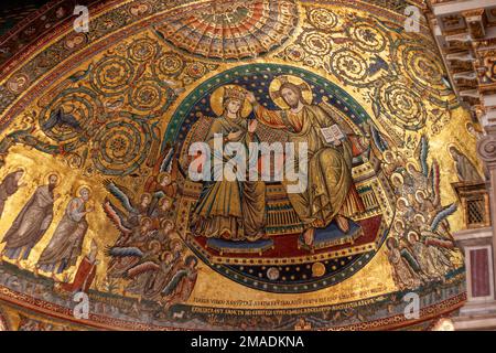 Incoronazione della Vergine Maria Mosaica: Il famoso mosaico d'oro 1290-1295 di J Torriti nella cupola absidale della chiesa. Foto Stock