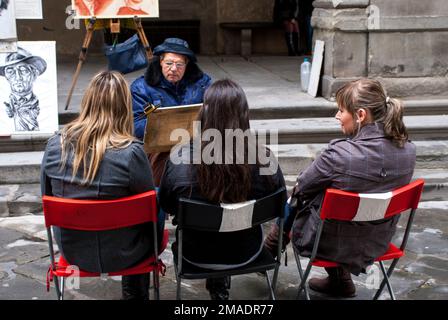 Un artista di strada fa ritratti di tre ragazze a Firenze., Italia, 13 novembre 2008 Foto Stock