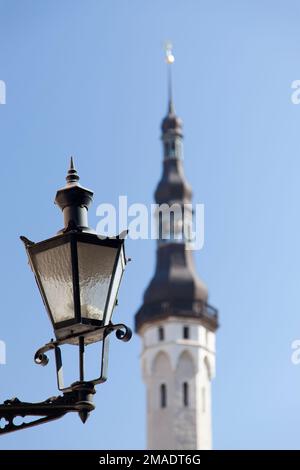 Estonia, Tallinn, lanterna in ferro battuto con guglia del municipio di piazza del mercato sullo sfondo. Foto Stock