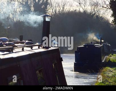 Barche a remi con fumo in un inverno mattina Aynho Oxfordshire Foto Stock