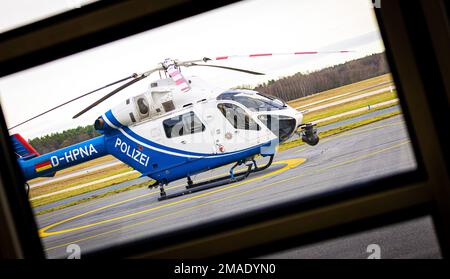 Langenhagen, Germania. 16th Jan, 2023. Un elicottero di polizia MD 902 esploratore della polizia elicottero squadrone della bassa Sassonia è parcheggiato sul terreno dell'aeroporto di Hannover-Langenhagen. Credit: Moritz Frankenberg/dpa/Alamy Live News Foto Stock