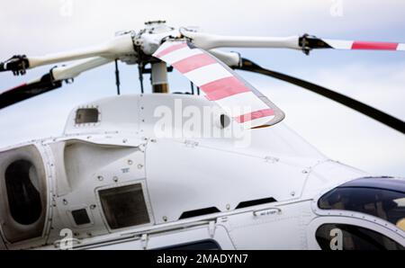 Langenhagen, Germania. 16th Jan, 2023. Un elicottero di polizia MD 902 esploratore della polizia elicottero squadrone della bassa Sassonia è parcheggiato sul terreno dell'aeroporto di Hannover-Langenhagen. Credit: Moritz Frankenberg/dpa/Alamy Live News Foto Stock