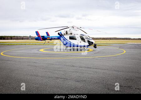 Langenhagen, Germania. 16th Jan, 2023. Un elicottero di polizia MD 902 esploratore della polizia elicottero squadrone della bassa Sassonia è parcheggiato sul terreno dell'aeroporto di Hannover-Langenhagen. Credit: Moritz Frankenberg/dpa/Alamy Live News Foto Stock